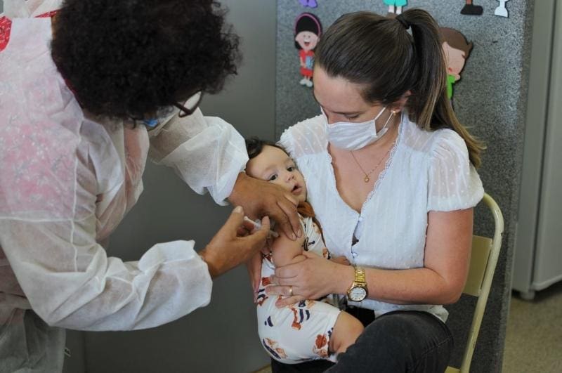 A vacina BCG protege contra a tuberculose, principalmente as formas graves da doença, como meningite tuberculosa e tuberculose miliar (espalhada pelo corpo).