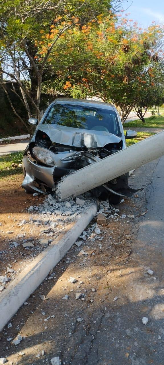 Veículo ficou com a frente destruída depois de bater em poste