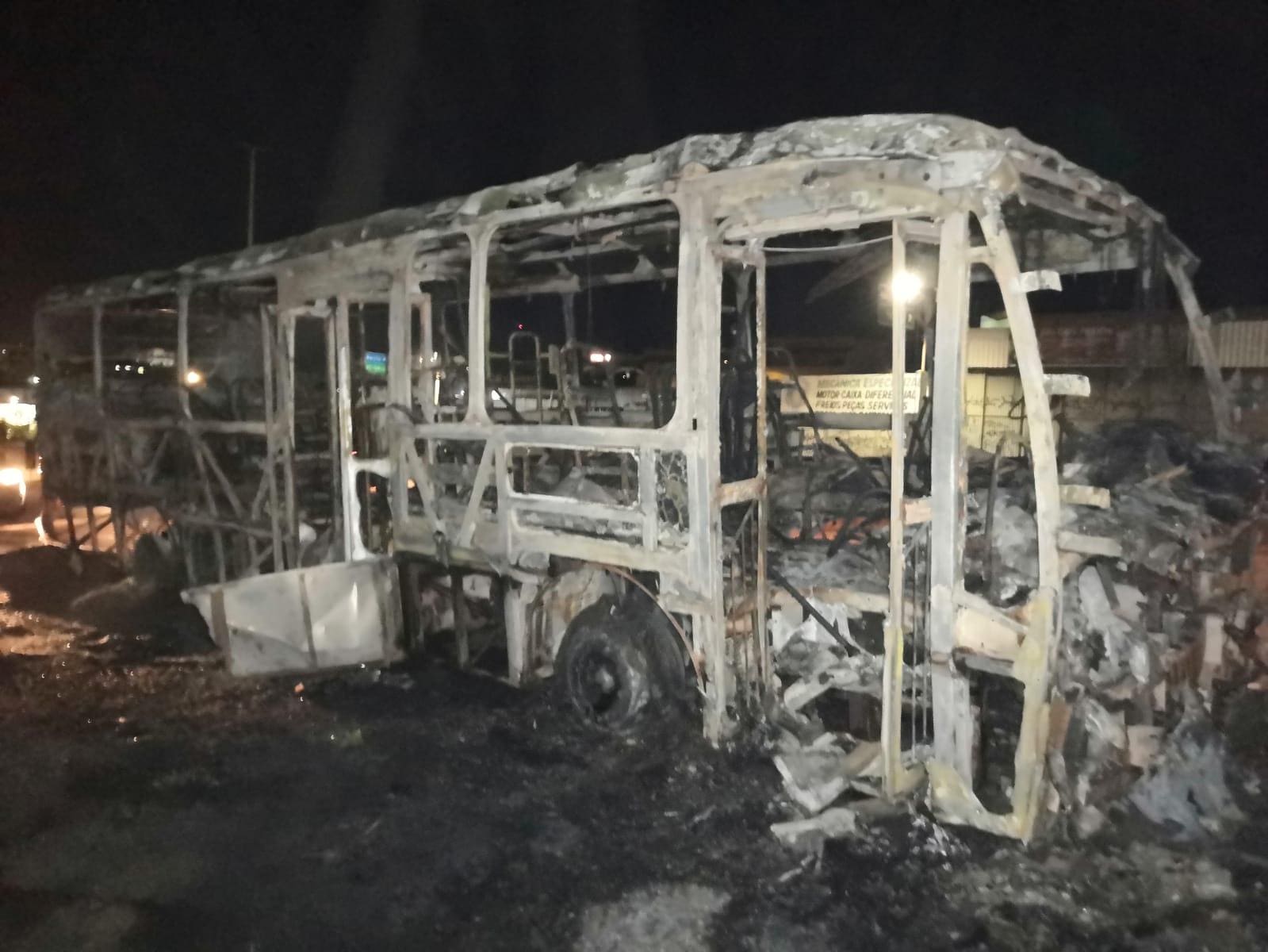 Veículo foi completamente destruído após as chamas se alastrarem rapidamente