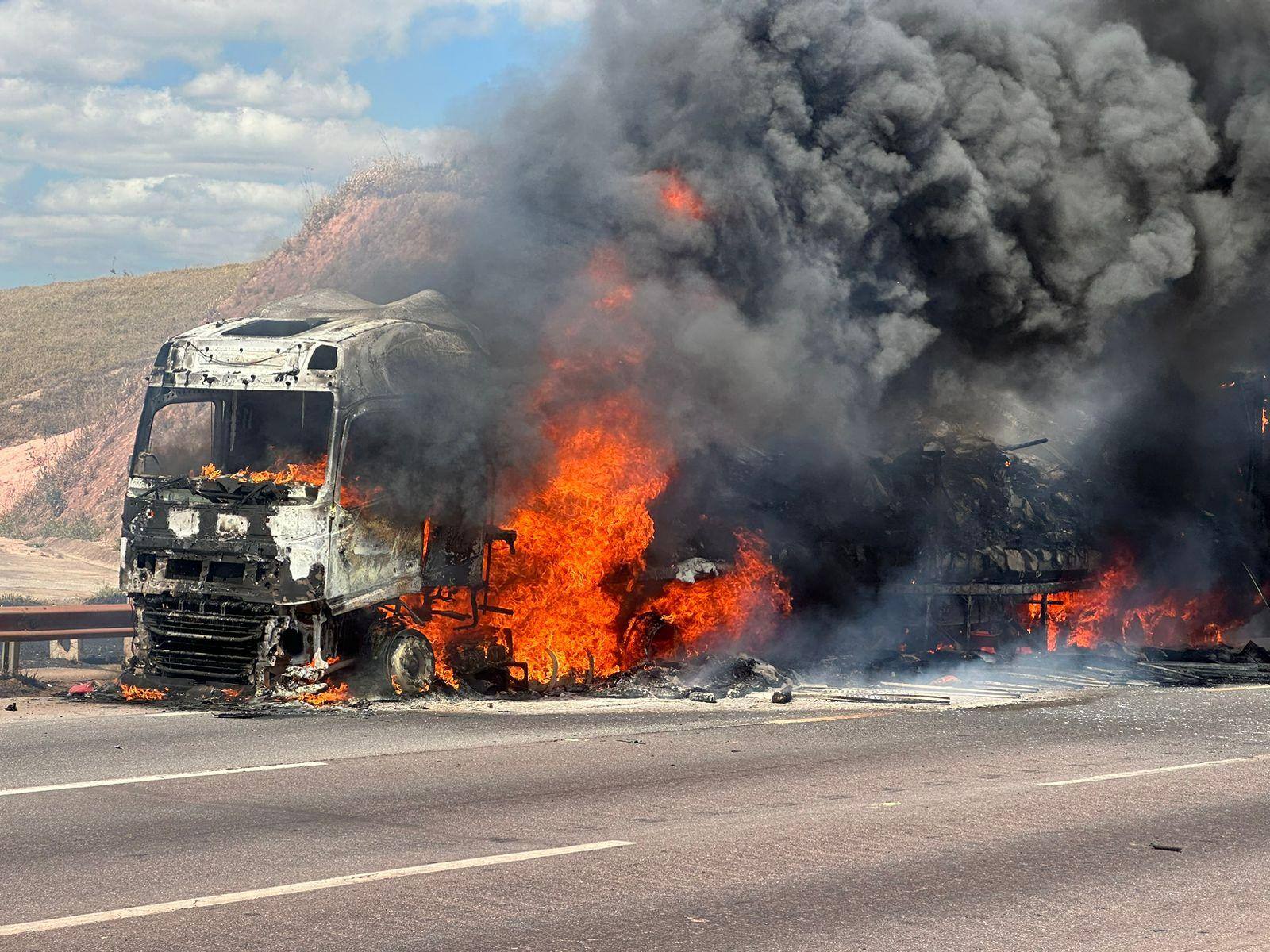 Veículo foi totalmente destruído pelas chamas.