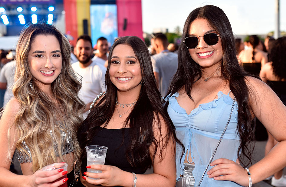 A estudante de administração Soraya Oliveira (ao centro) comemorou mais um ano de vida nesta quarta-feira (3). Na foto, ela com as amigas Brenda Rassilan e Ana Elisa Caminhas