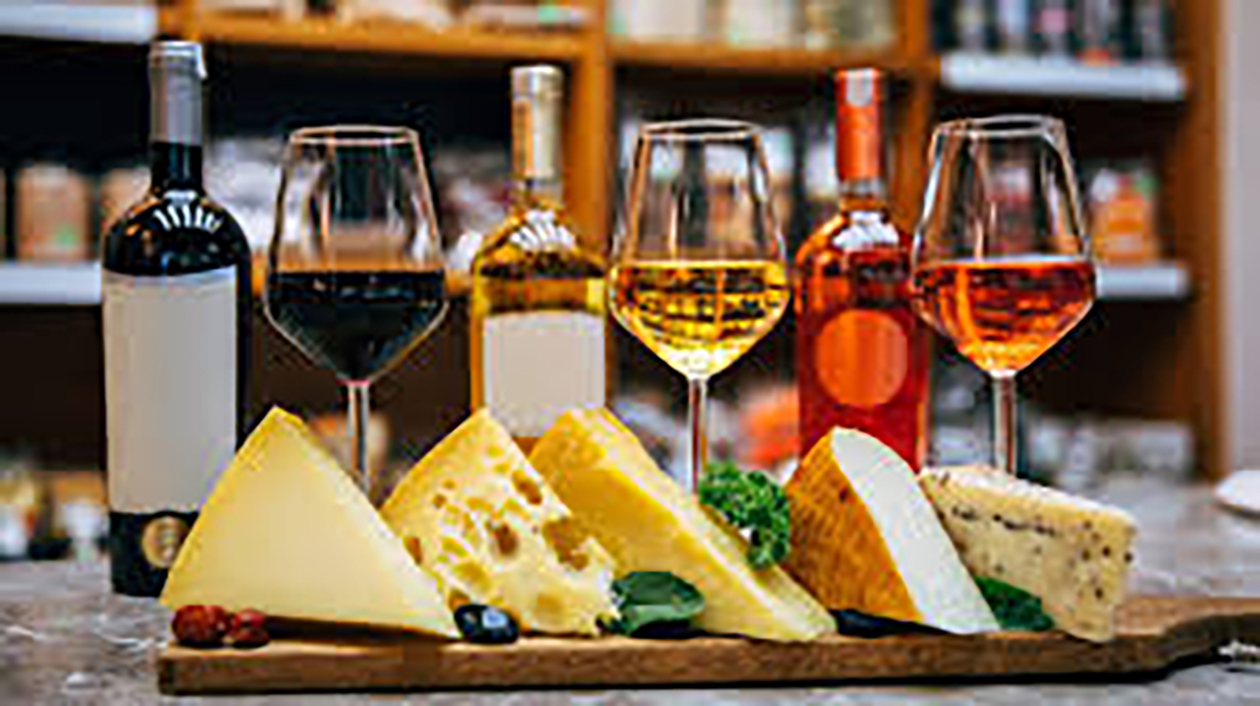 Os convites custam R$ 220 (individual) e R$ 360 (duplo), com direito a uma garrafa de vinho, tábua de frios e massas à vontade.