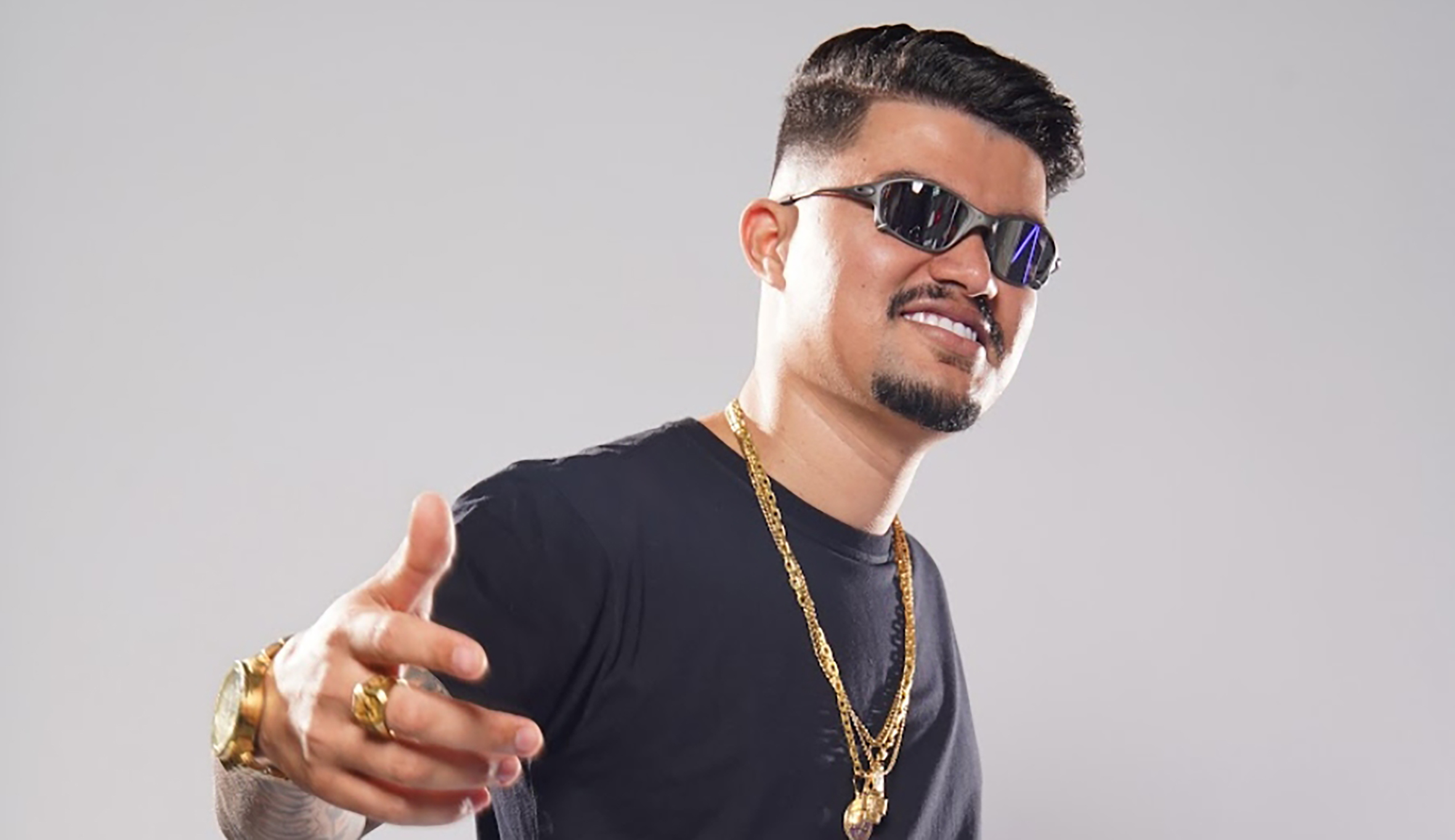 Produtor musical, ele assina o hit “Posso Até Não te Dar Flores”, sucesso nas plataformas digitais e nas pistas. 