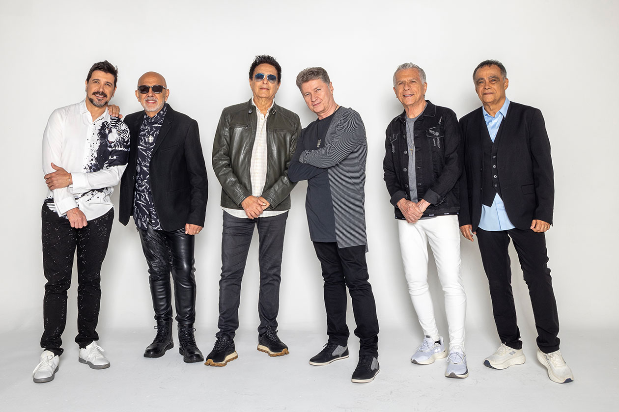 Com uma trajetória marcada por grandes sucessos e uma legião de fãs, o Roupa Nova apresenta a turnê “Simplesmente Roupa Nova” neste sábado (22), no Arena Hall, em Belo Horizonte