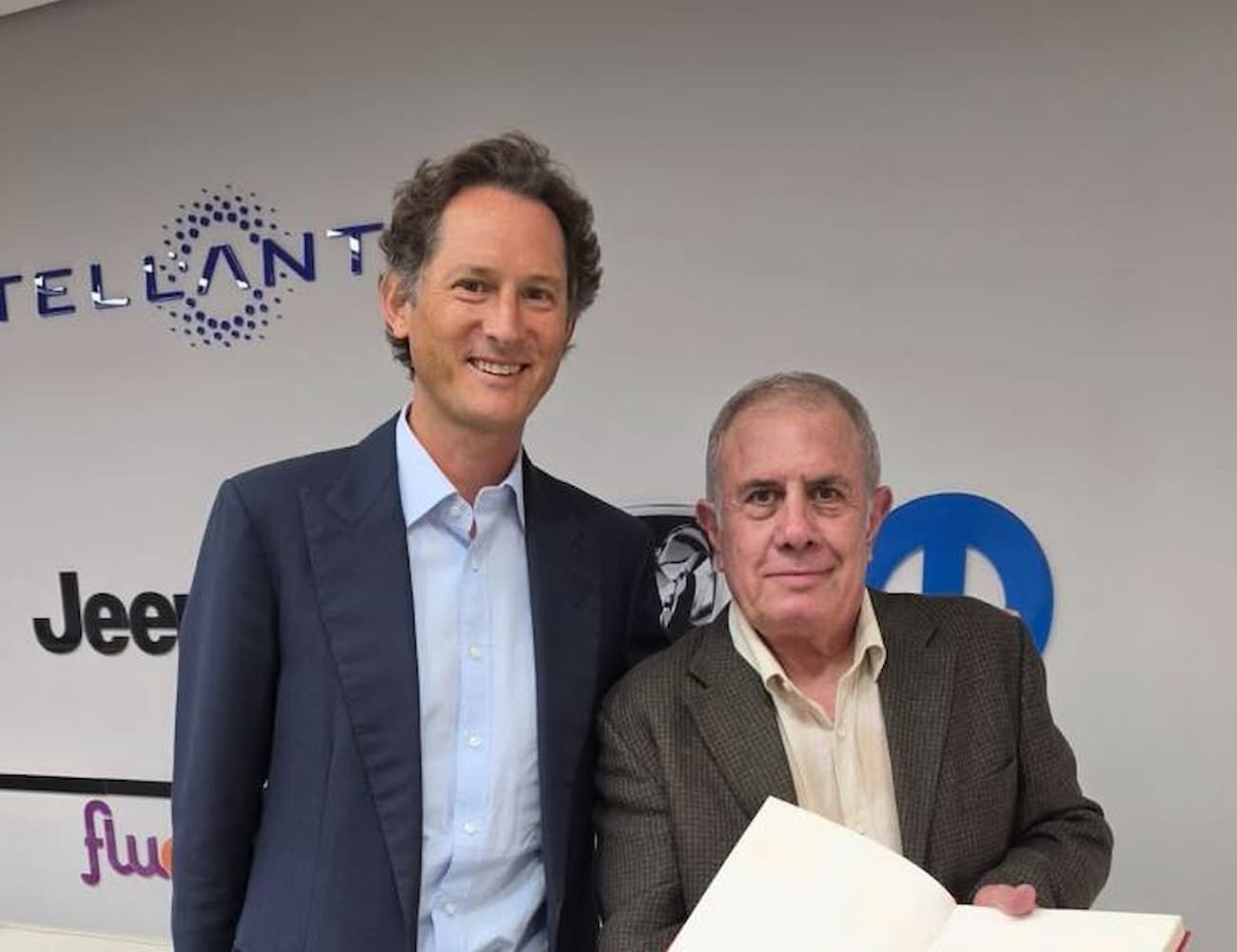 Em visita ao Brasil, John Elkann (à esq.) deu entrevista exclusiva ao editor do Autotempo, Raimundo Couto