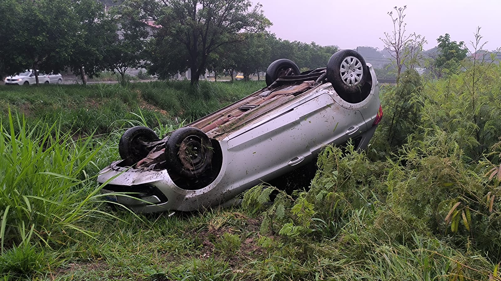 Motorista capotou o carro na avenida Marco Túlio Isaac, no Chácara