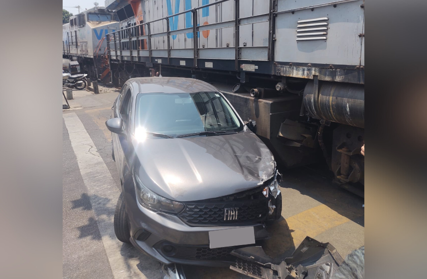 Carro teve danos leves na parte externa