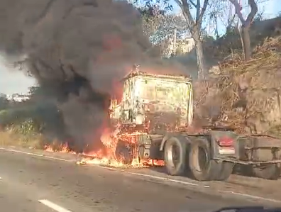 Veículo ficou destruído pelas chamas