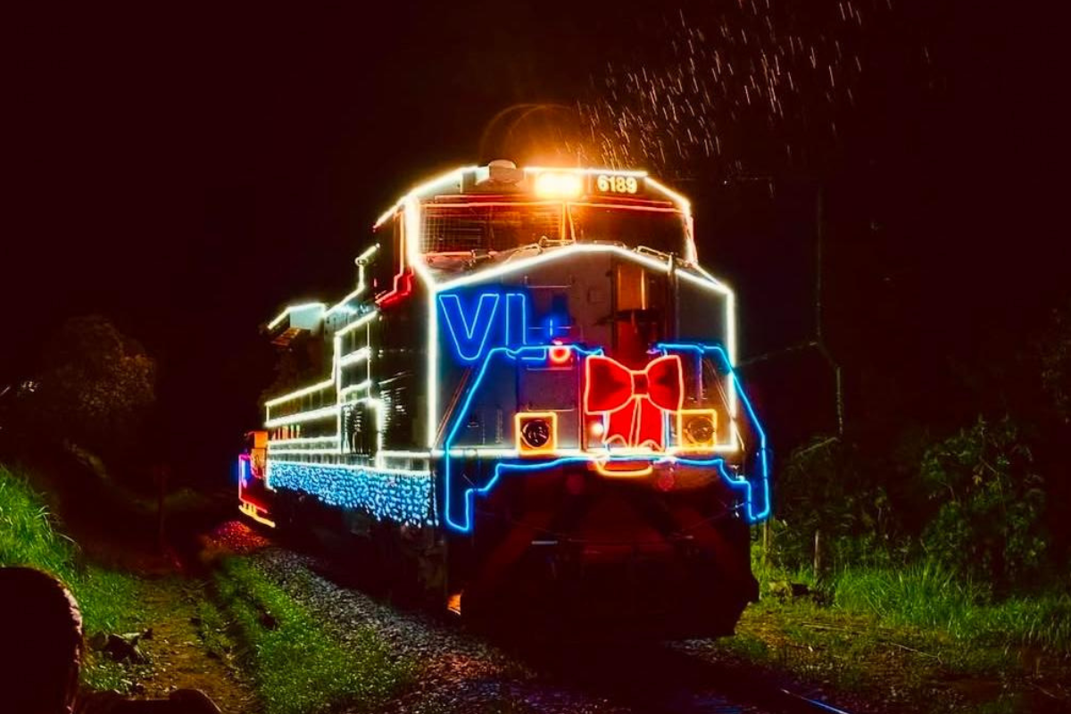 Locomotiva circula toda decorada