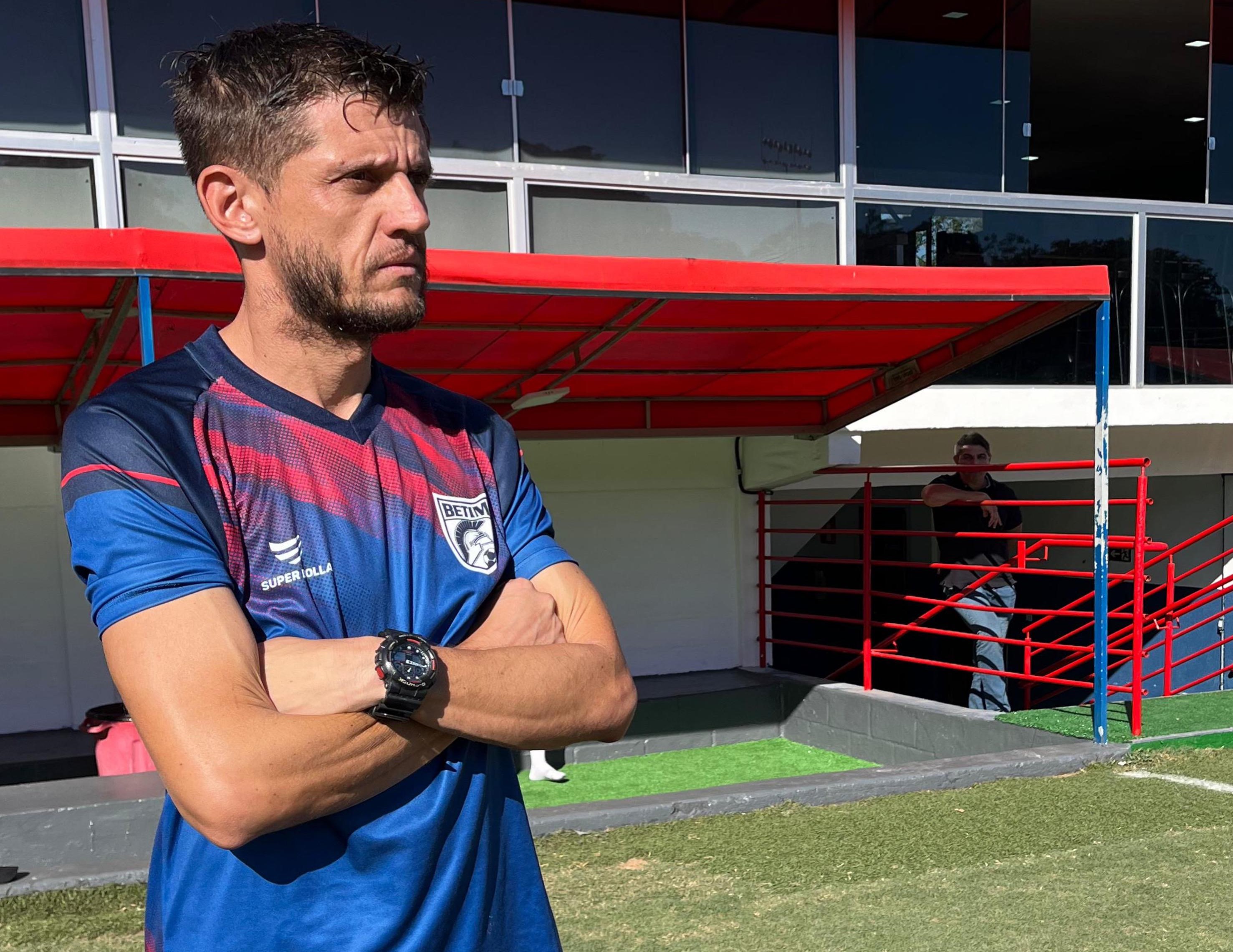 Juninho era auxiliar técnico das categorias de base do clube