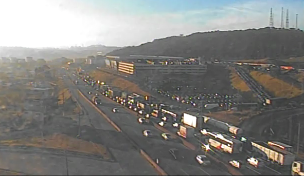 Acidente provocou um longo congestionamento no sentido BH