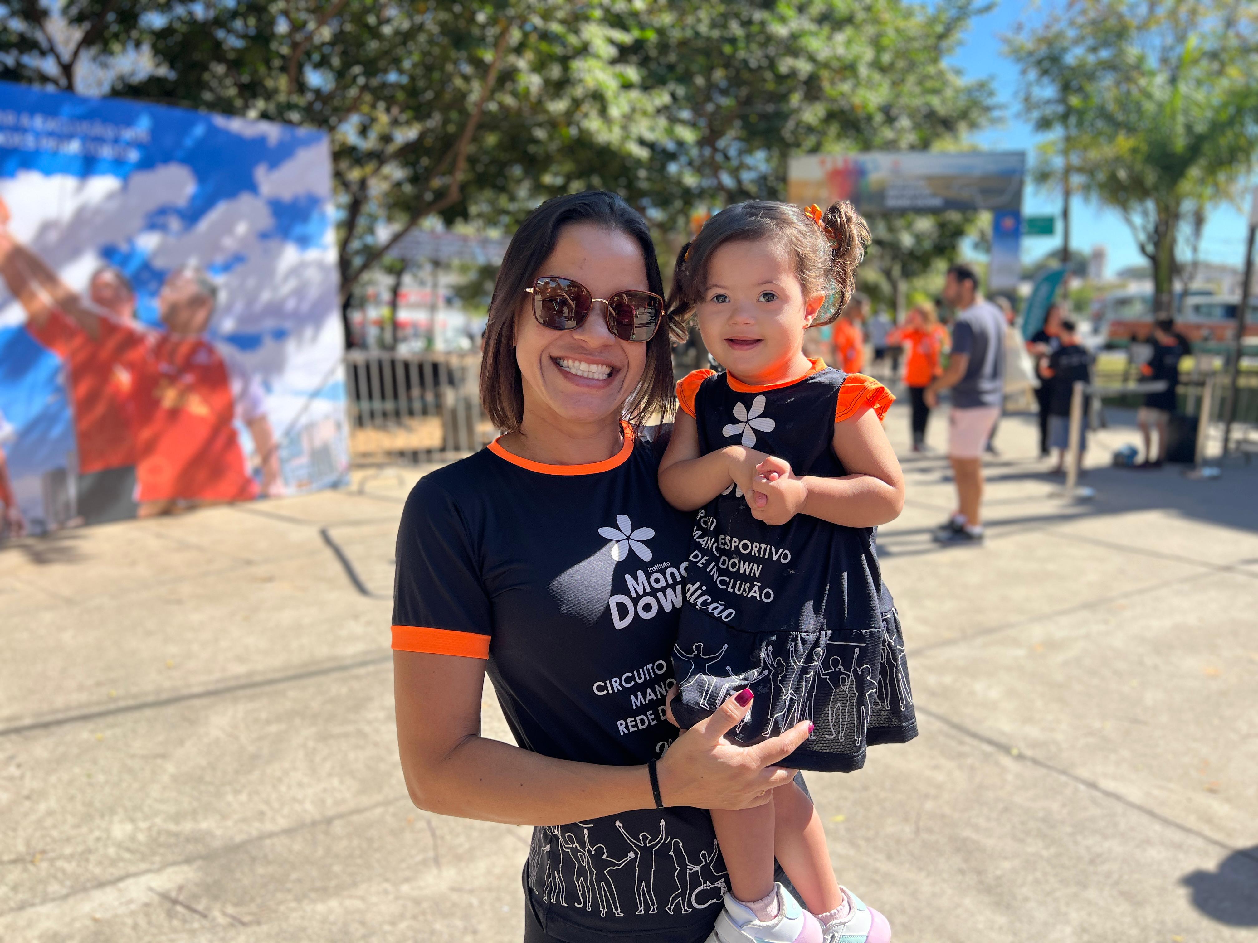 A gestora comercial Sheron Oliveira esteve com a filha da amiga, Luiza, de 2 anos, para apoiar o evento