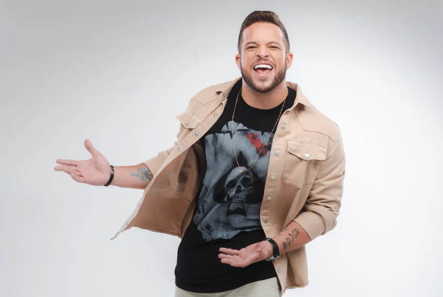 Flávio Andradde é de Recife (PE), e atualmente tem diversos seguidores nas redes sociais, onde compartilha vídeos de stand-up