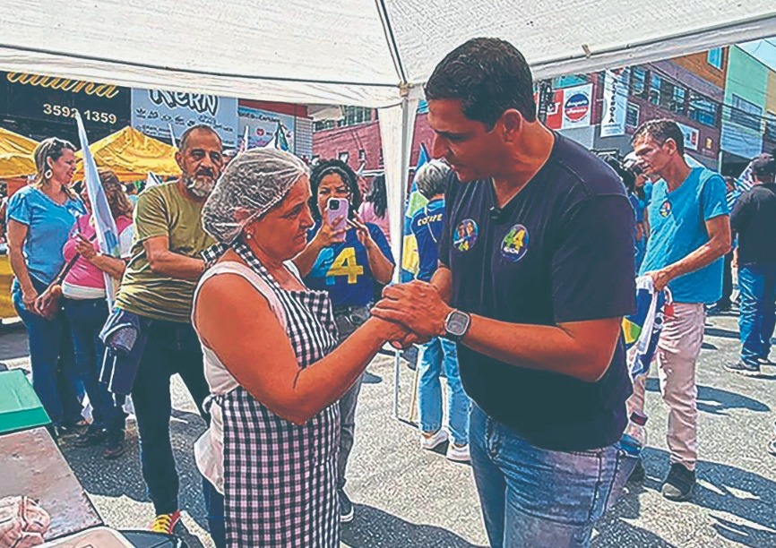 Candidato caminhou pela avenida Campos de Ourique e visitou a feira do bairro