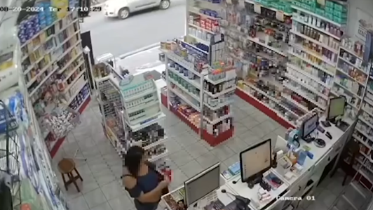 Suspeita agiu enquanto atendente preparava medicação no interior da loja