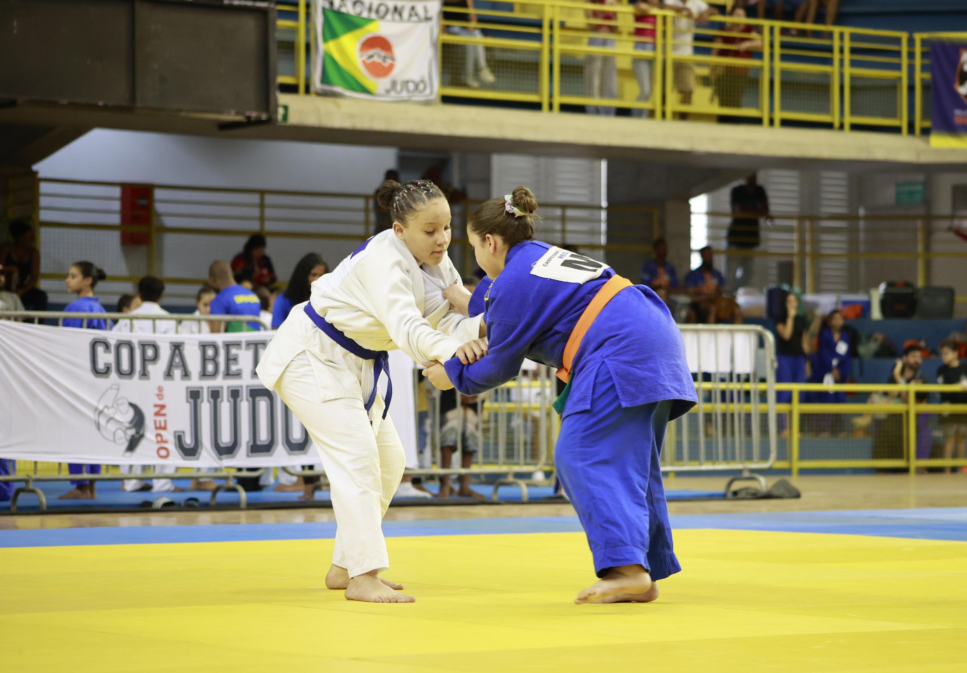 Sofia Costa (de branco) é do Viva o Esporte e foi campenã no sub-13; ela participa, no próximo fim de semana, do Campeonato Brasileiro Sub-13 de Judô em Curitiba (PR)