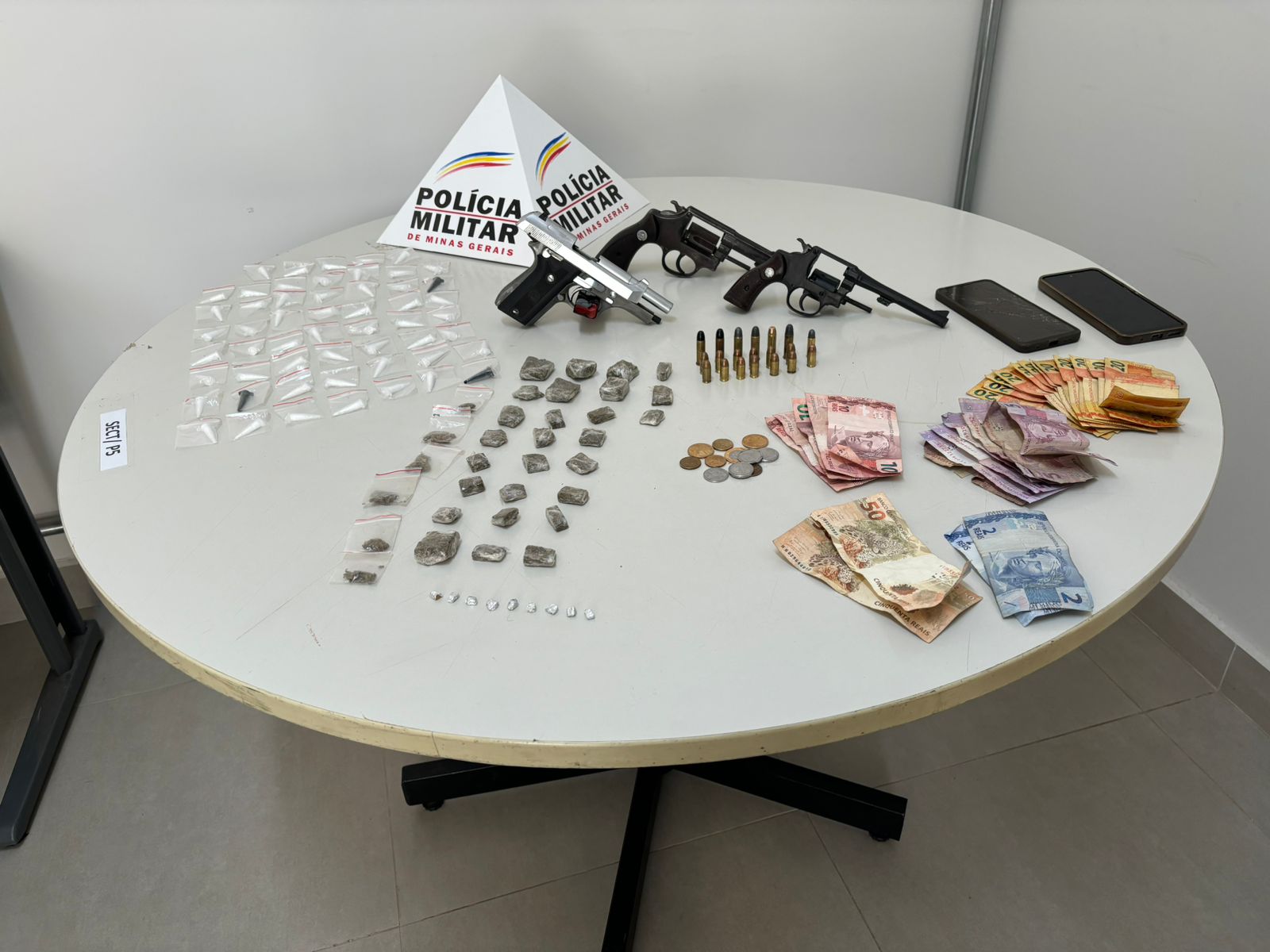 Material apreendido pela PM com os suspeitos