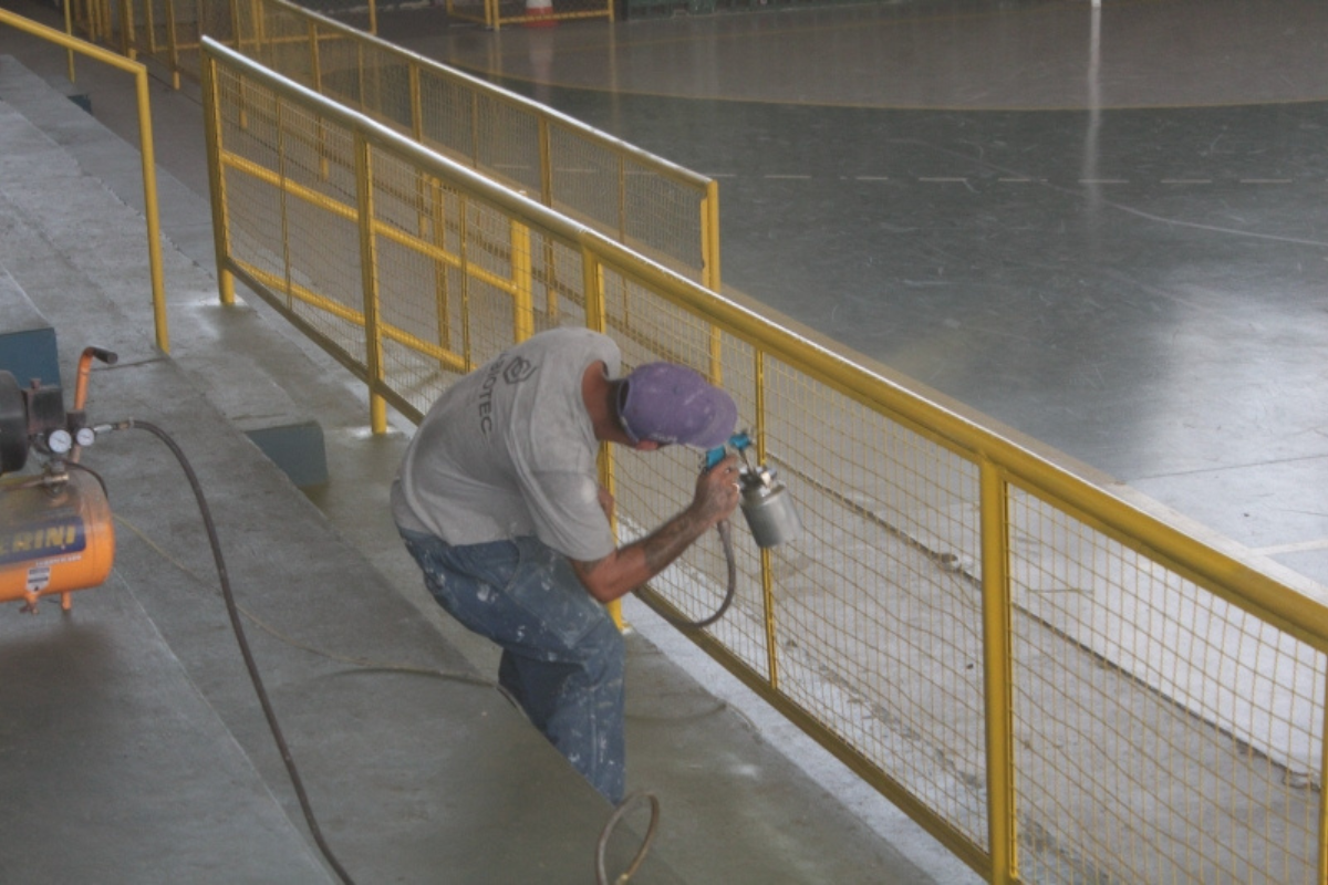 Intervenções incluem pinturas de espaços comuns no ginásio