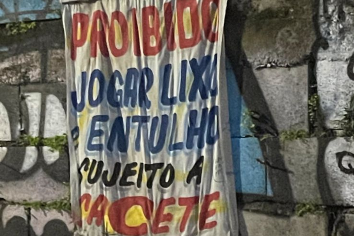 Cartaz chama a atenção de quem passa pelo local