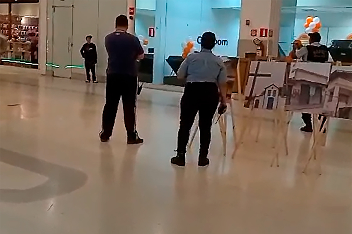 De acordo com relatos, a situação só se apaziguou quando um segurança armado interveio