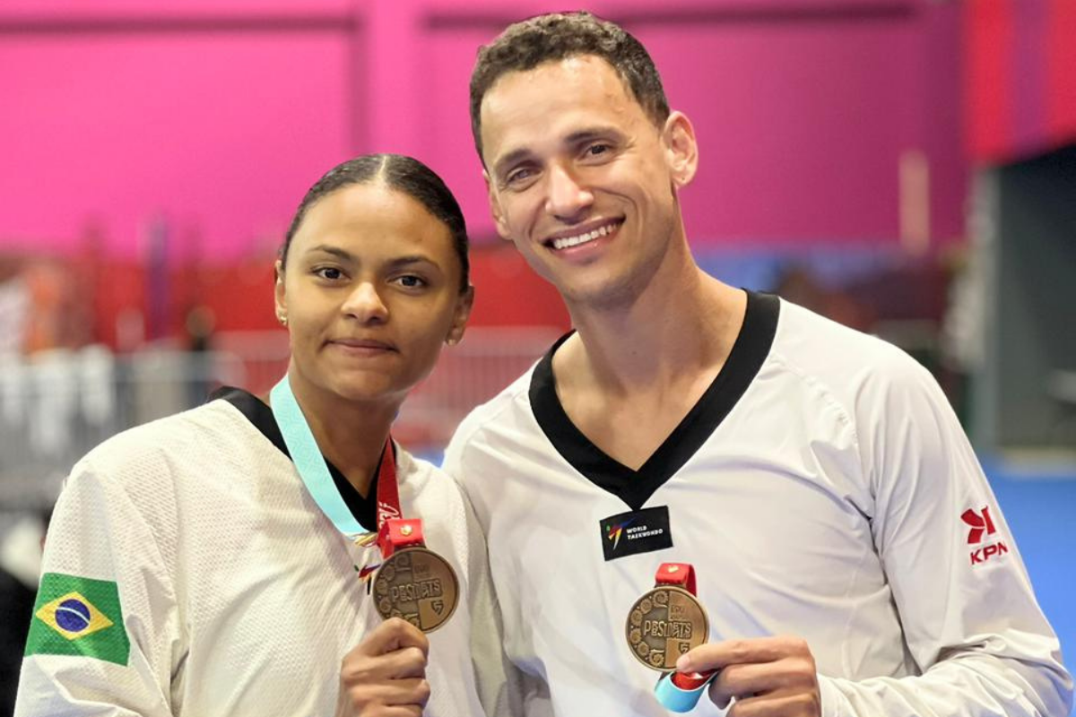 Casal celebrando o ouro na President’s Cup da América de Taekwondo, em setembro