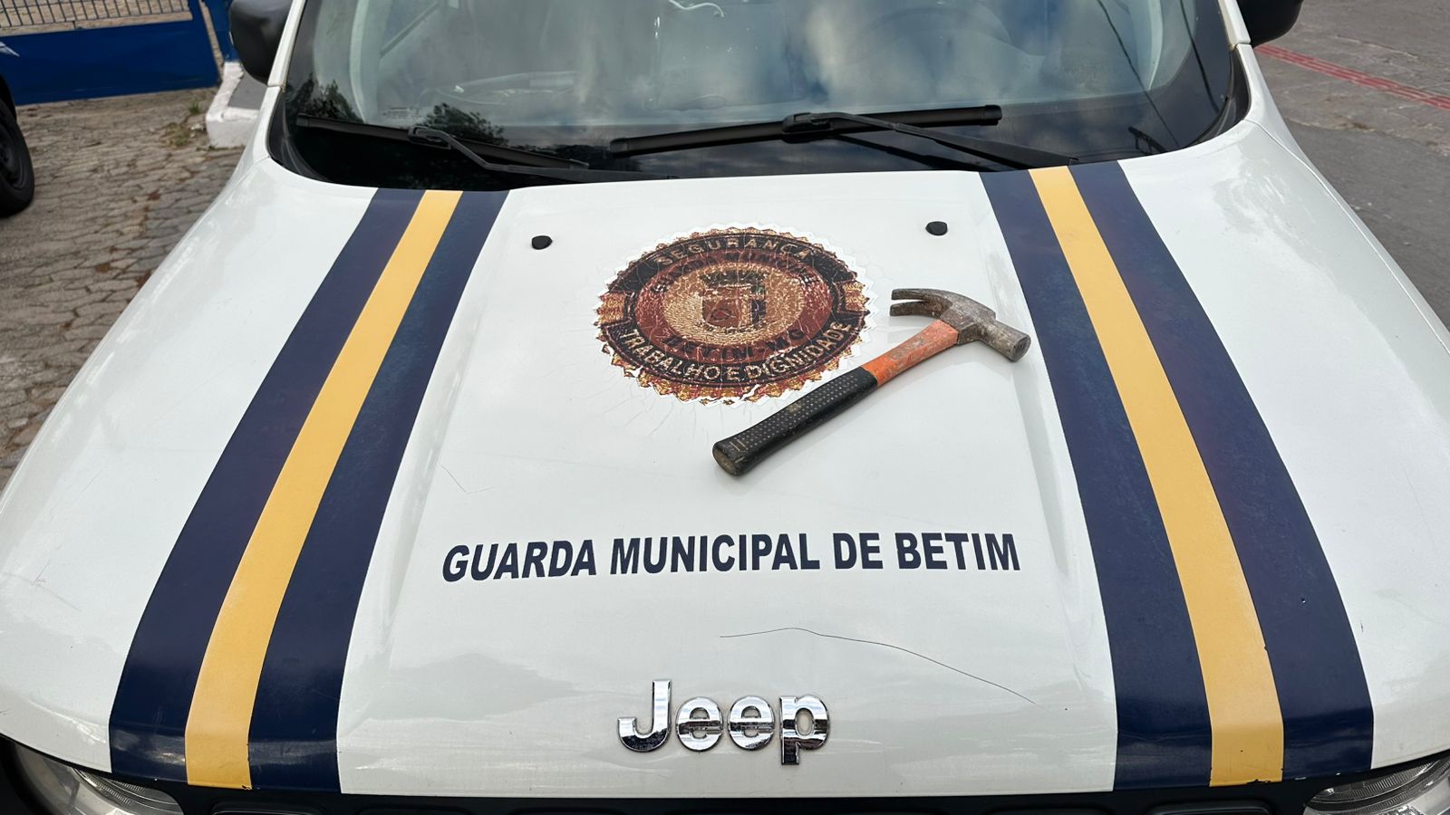 Os dois envolvidos e o martelo utilizado na agressão foram encaminhados à Delegacia de Polícia Civil
