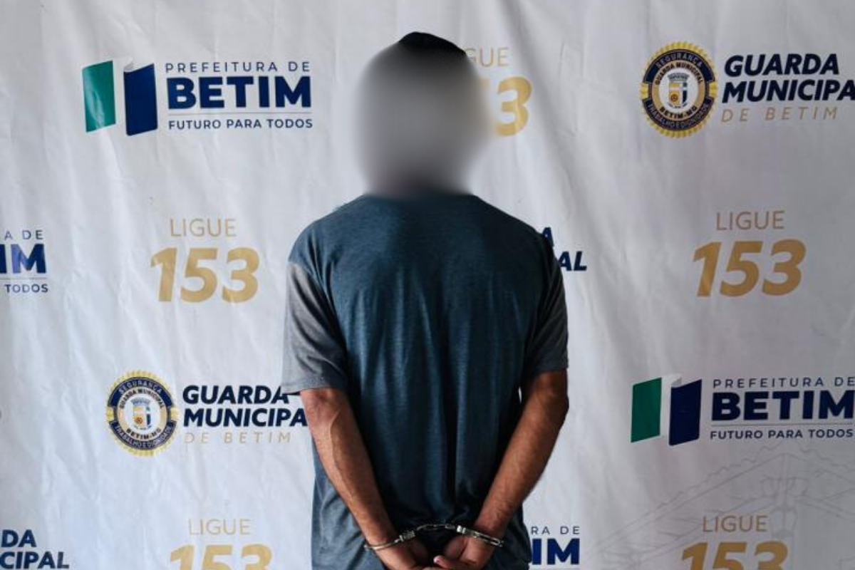 Durante o deslocamento, a vítima avistou o agressor nas proximidades da UPA Teresópolis. Os guardas realizaram a abordagem e efetuaram a prisão em flagrante