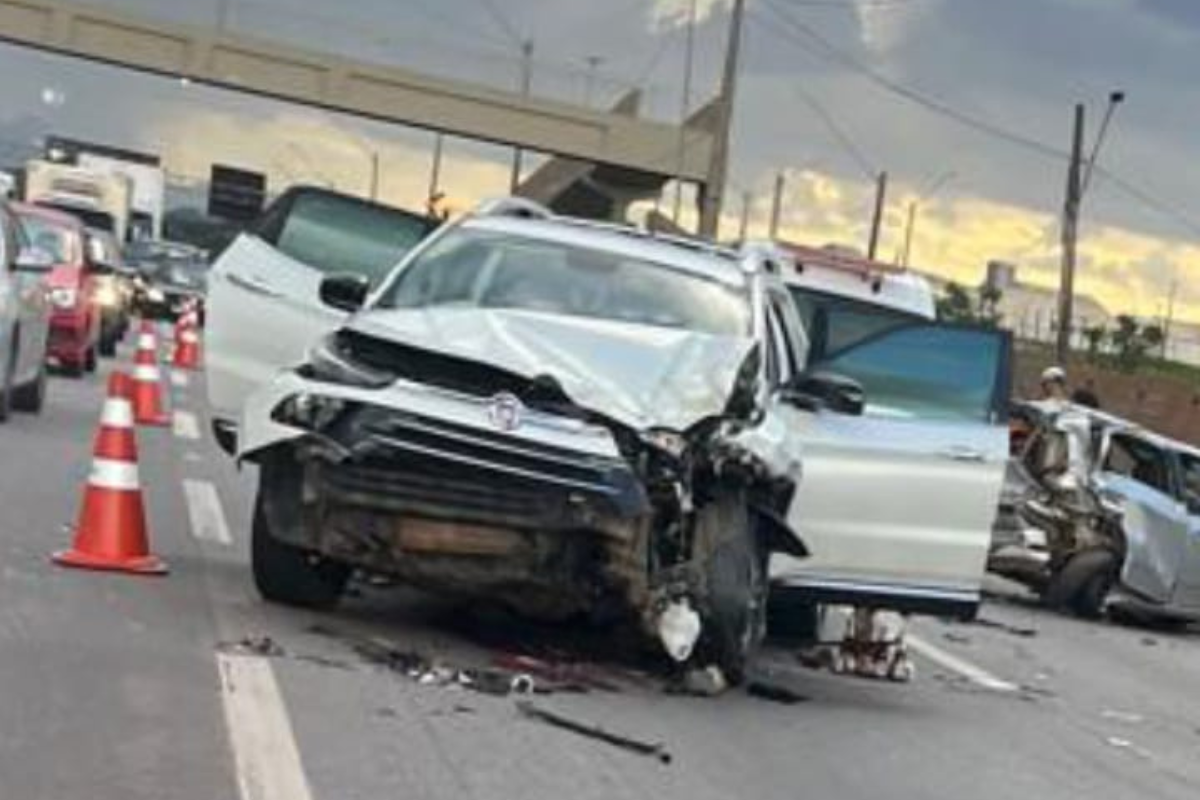 Ocorrência envolveu dois veículos e interditou duas faixas à esquerda da rodovia