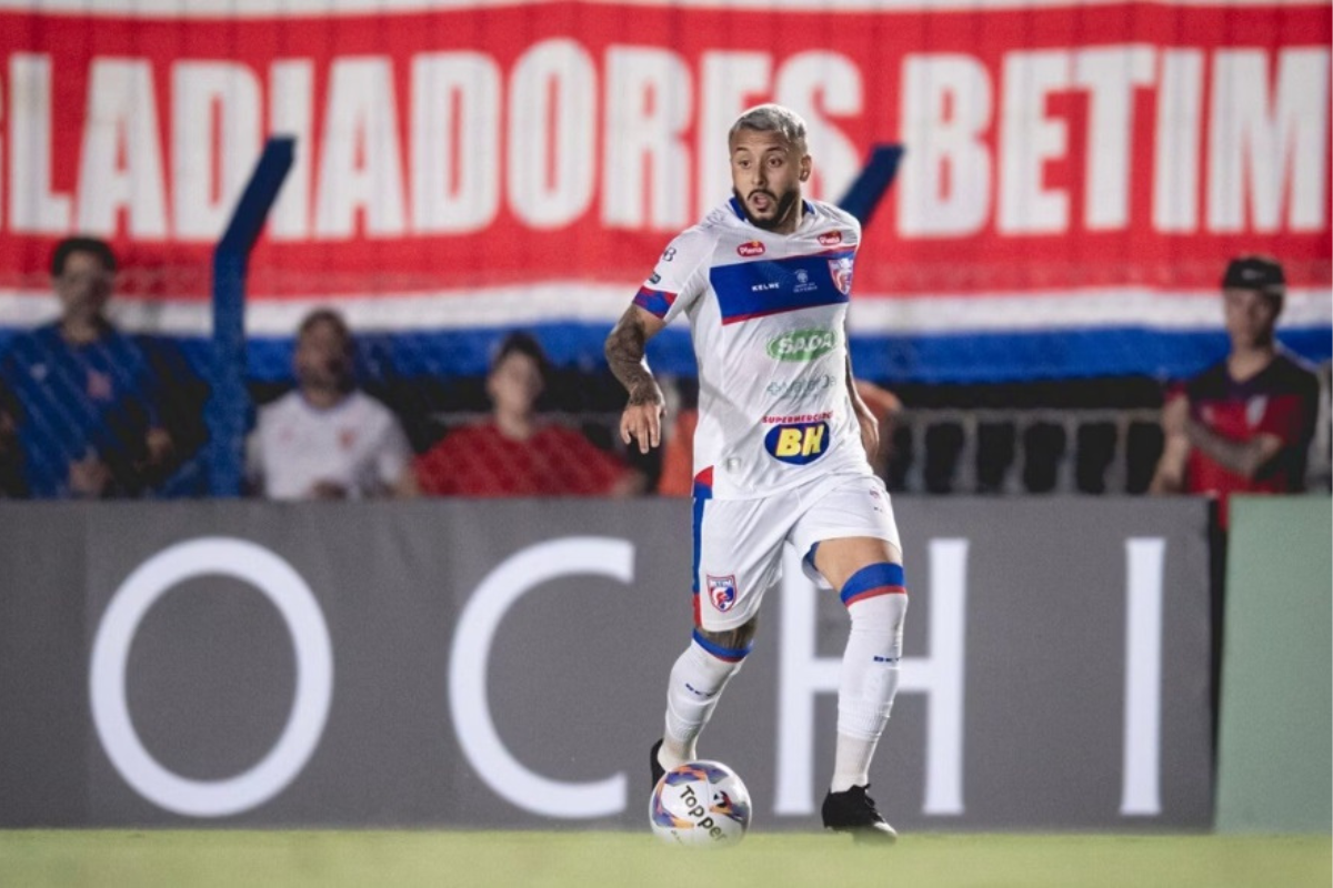João Diogo em campo defendendo o Betim pelo Campeonato Mineiro