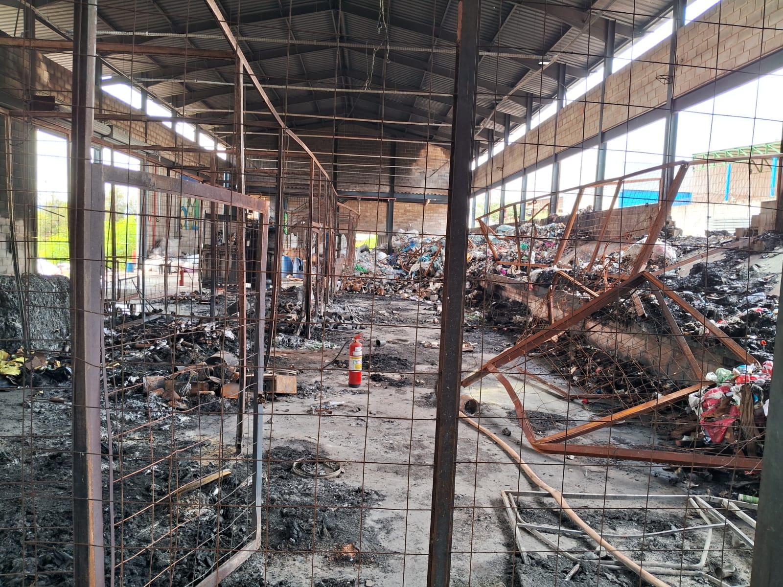 Associação estima que cerca de 200 toneladas de materiais recicláveis, recebidos por meio do serviço de coleta seletiva do município, tenham sido perdidos
