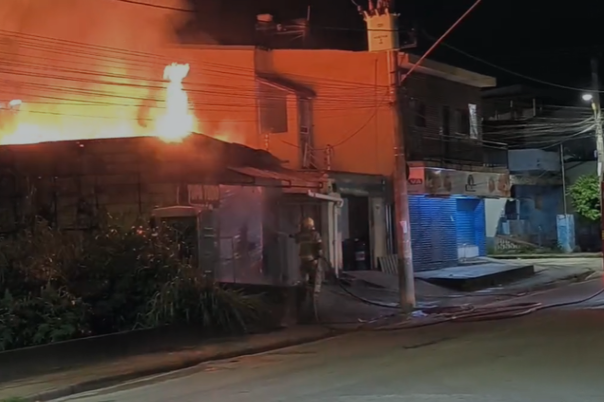 Bombeiros usaram cerca de 5.000 litros de água para debelar as chamas