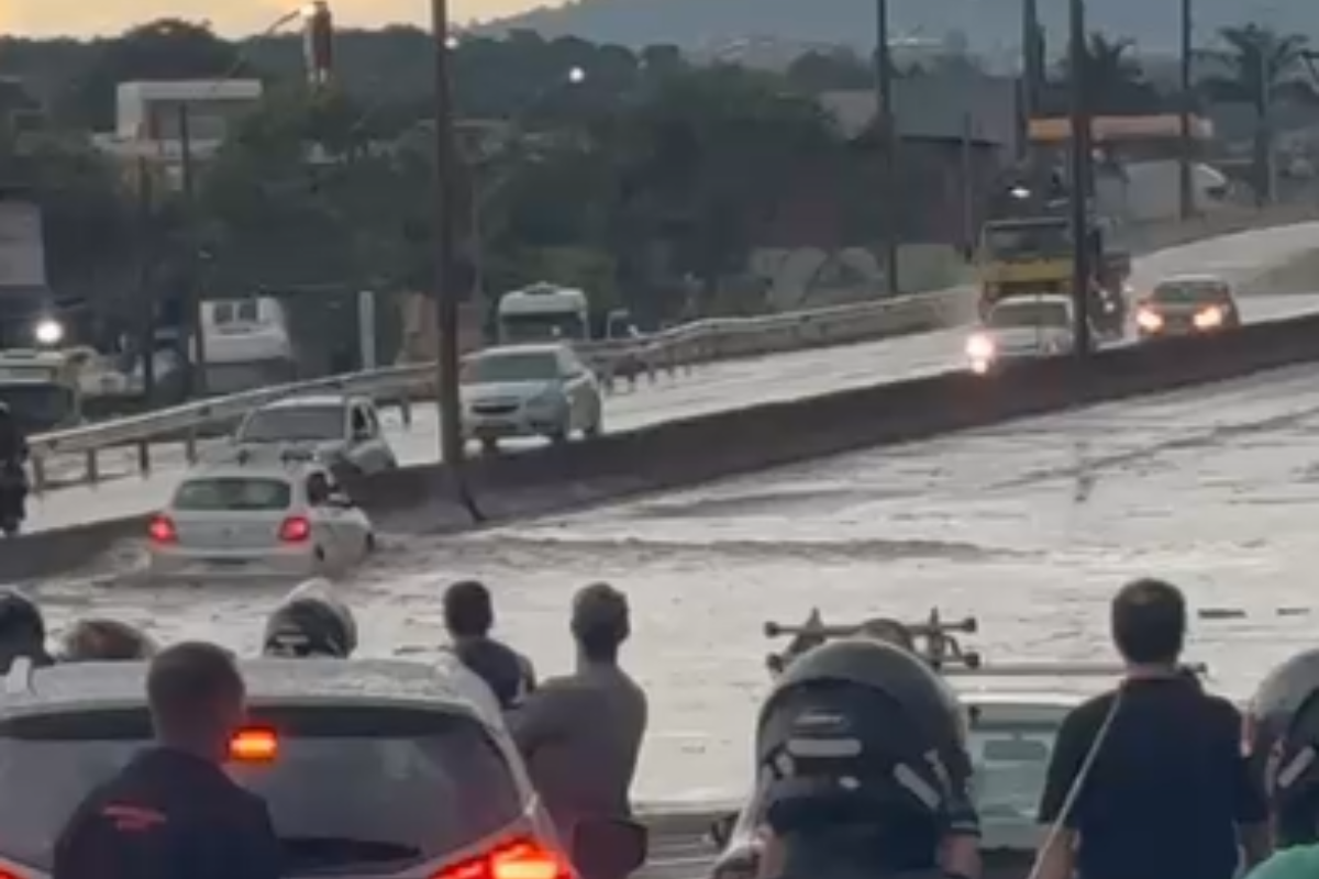 Trecho alagado na BR-381, na altura do KM 494, próximo ao Jardim Petrópolis