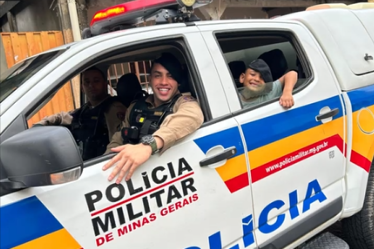 Menino conheceu veículo da polícia de perto e passeou pela cidade