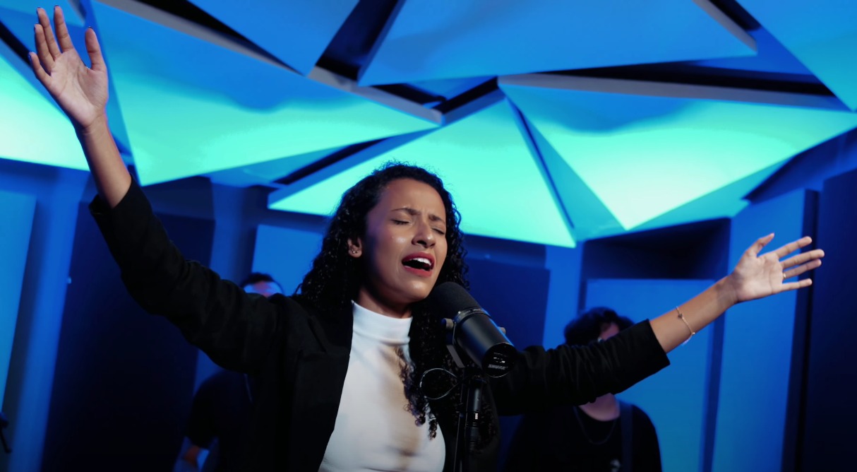 Letícia tem 21 anos e canta desde os 3; para ela, a música é uma forma de levar a mensagem de Deus para as pessoas