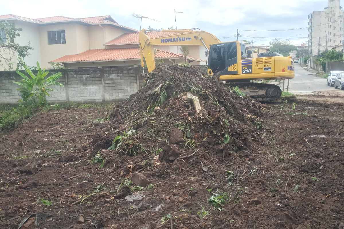 Chuva que atingiu o município no início desta semana provocou o transbordamento do córrego, alagando algumas vias do bairro