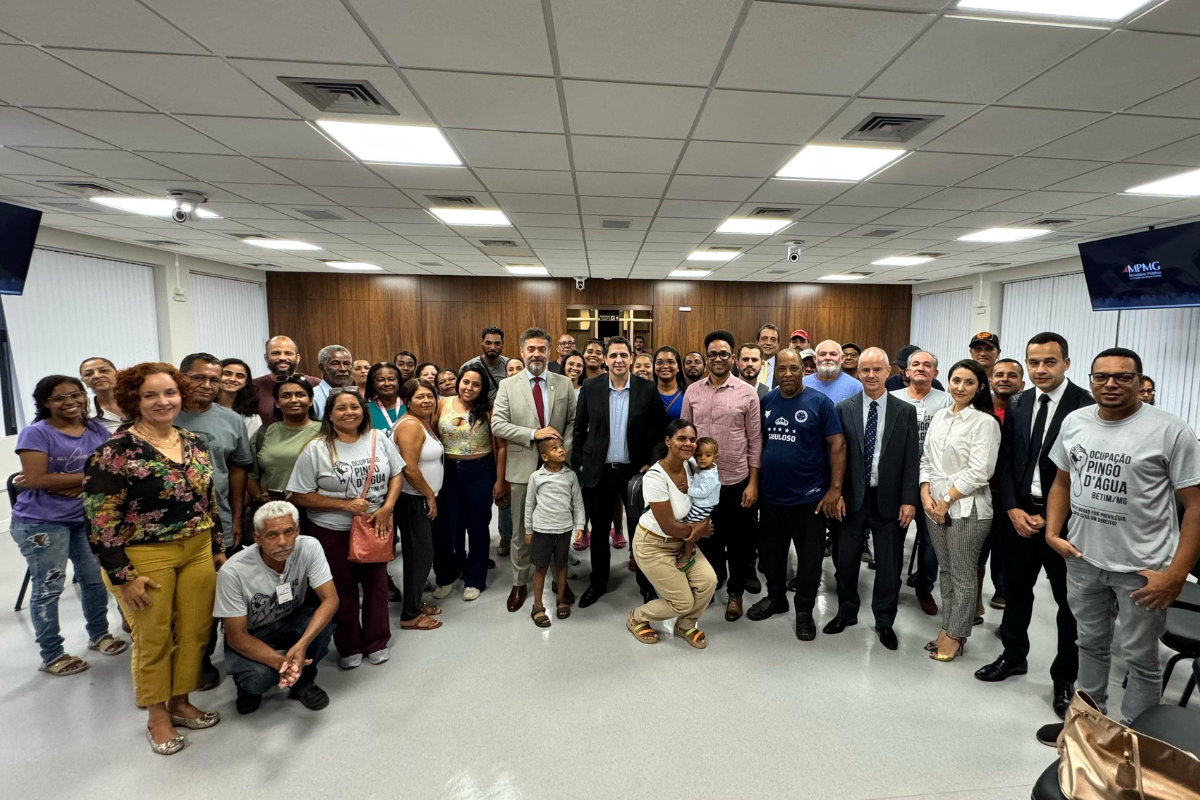 Reunião contou com a participação de representantes da prefeitura, do Ministério Público,  da Defensoria Pública e da ocupação