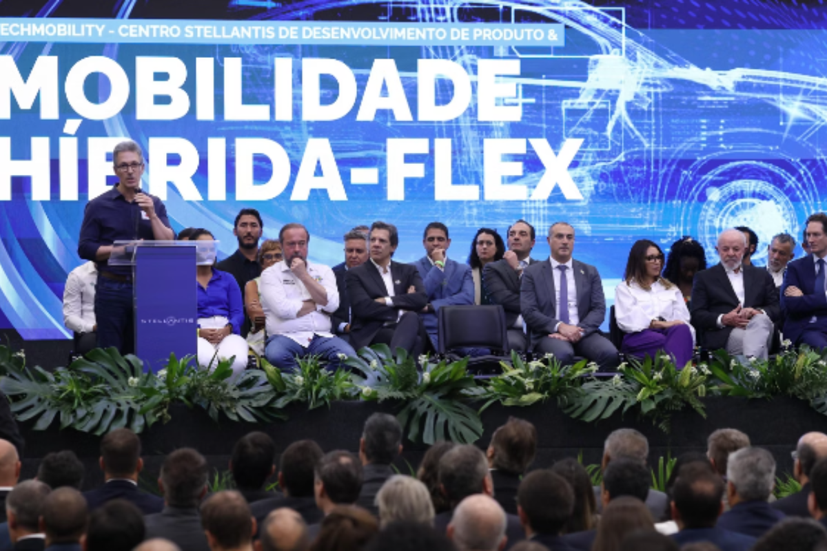Lula e Zema participam de anúncio de investimentos pela Stellantis em Betim, na Grande Belo Horizonte