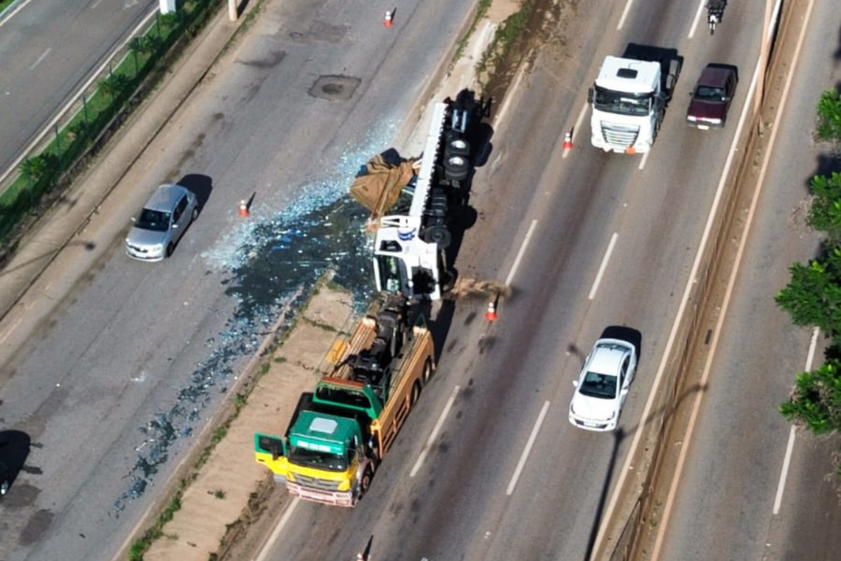 Material ficou espalhado por parte da pista
