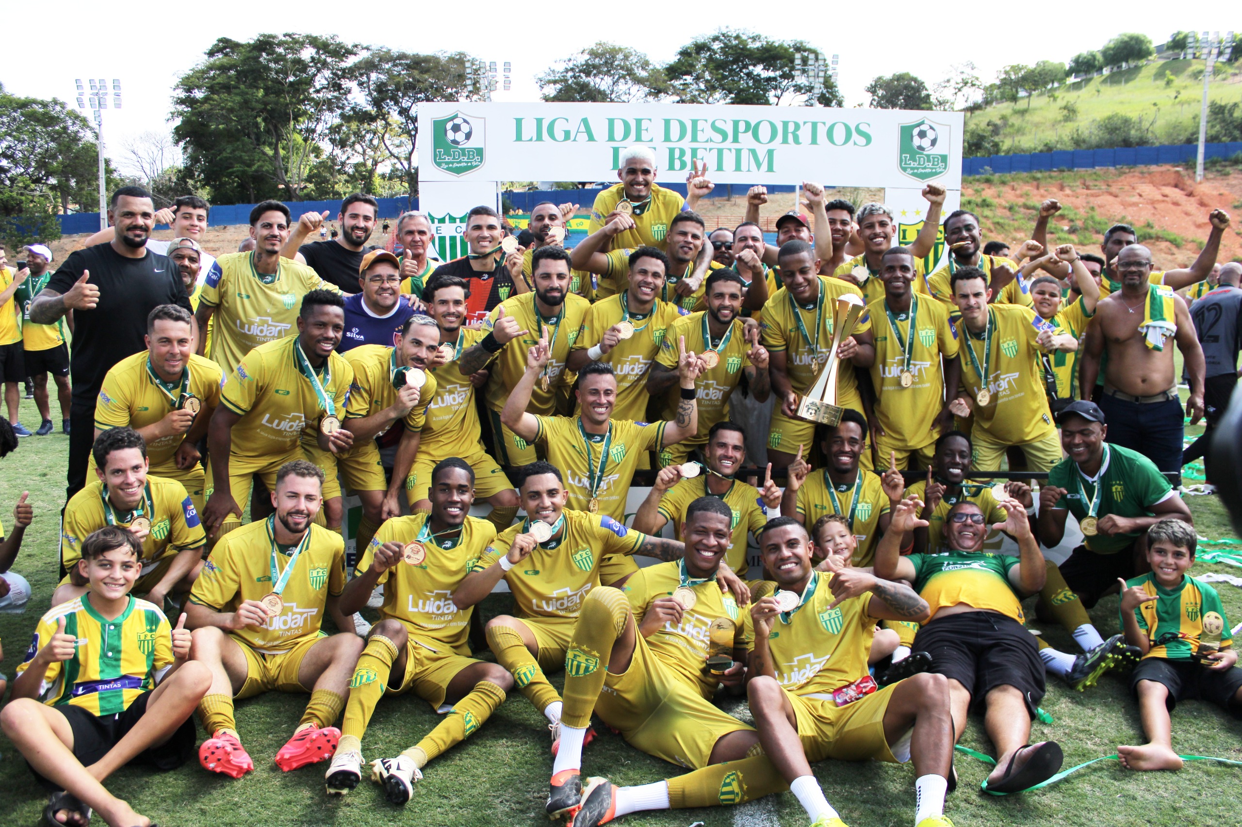 Time de Carmópolis de Minas levantou o troféu do Classista pela primeira vez