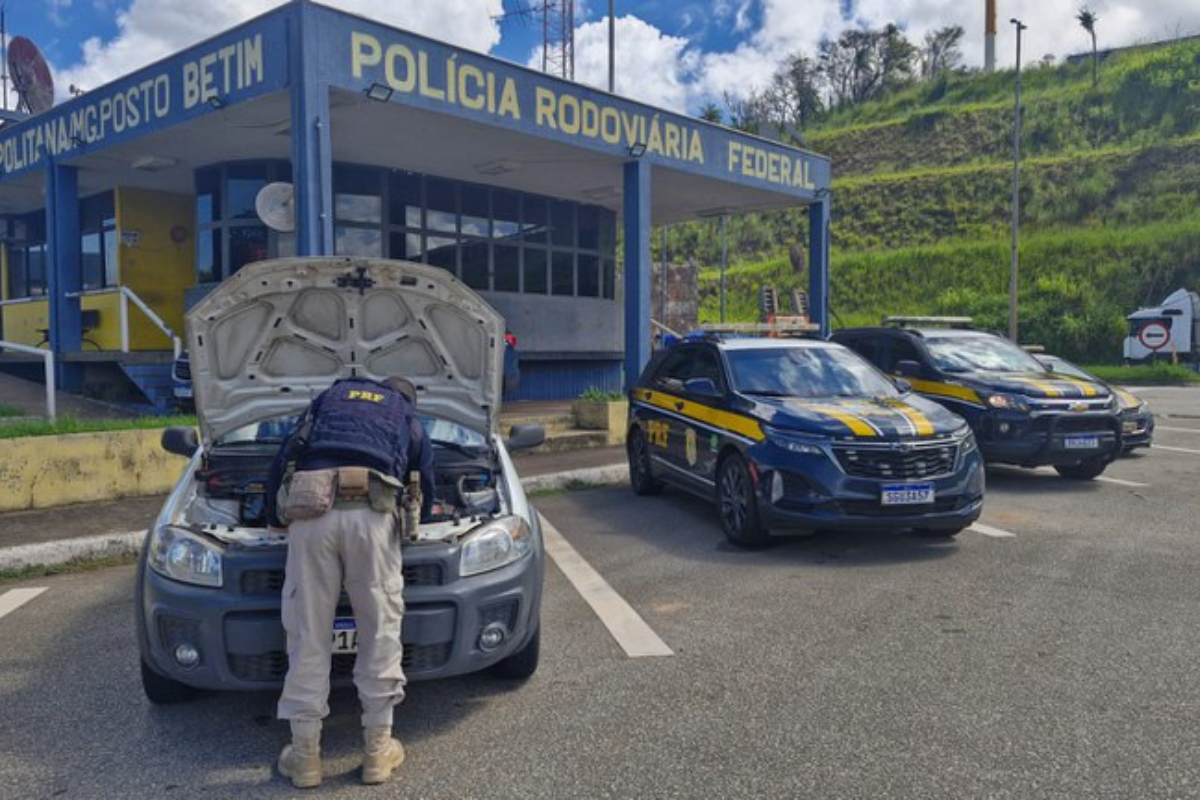 Carro foi apreendido durante a ocorrência