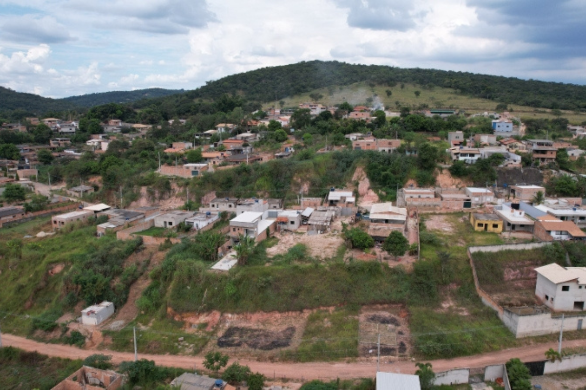 Bairro fica localizado em topografia acentuada, às margens da rodovia MG-060