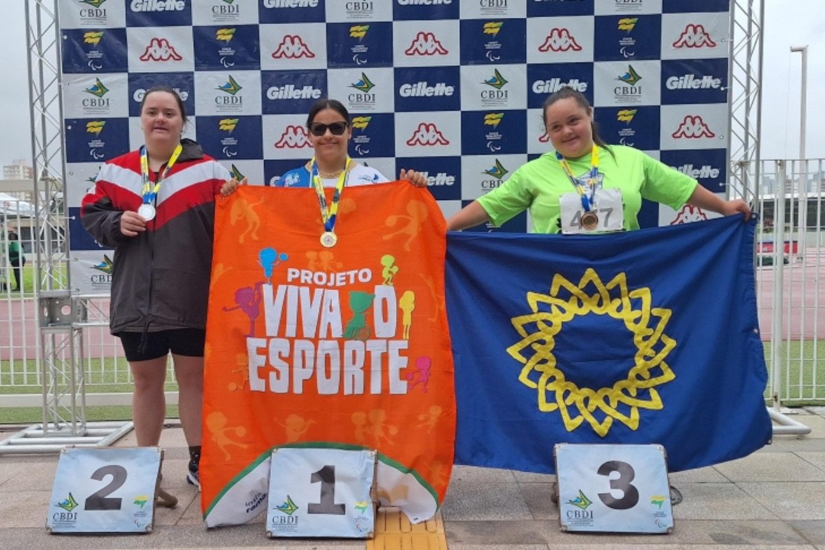 Raysa Mendonça (ao centro) foi a atleta da equipe que mais se destacou, subindo ao pódio cinco vezes