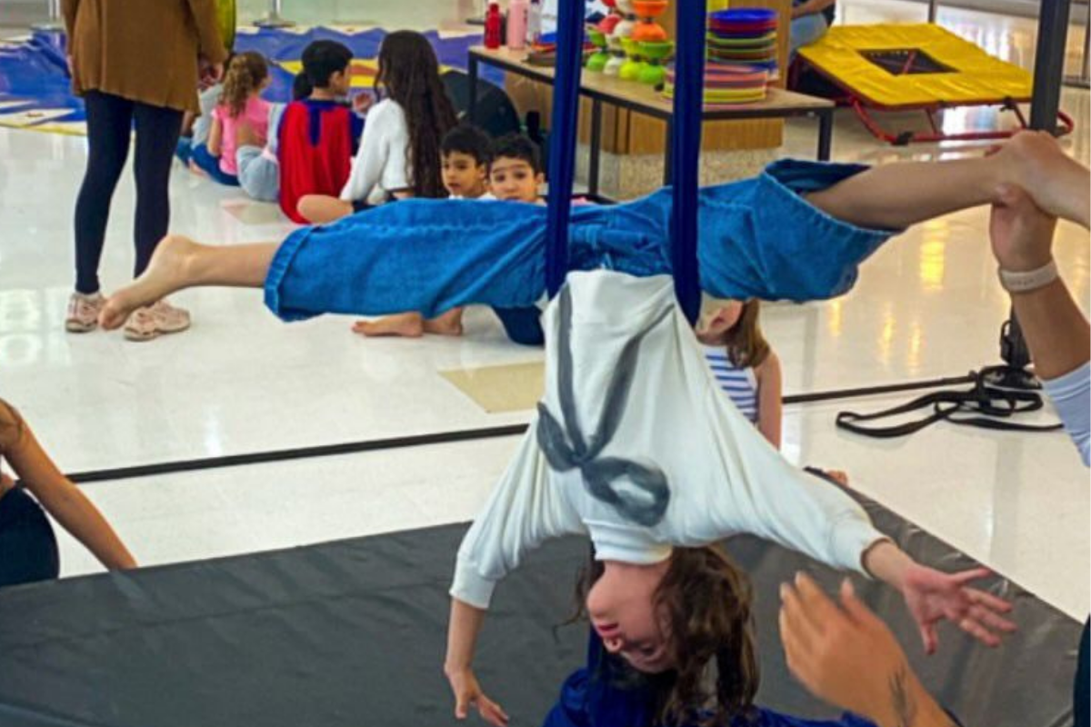 Dentre opções estão Oficinas Circenses, espaço onde crianças aprendem truques, malabares, equilíbrio, acrobacias e se divertem como artistas do circo