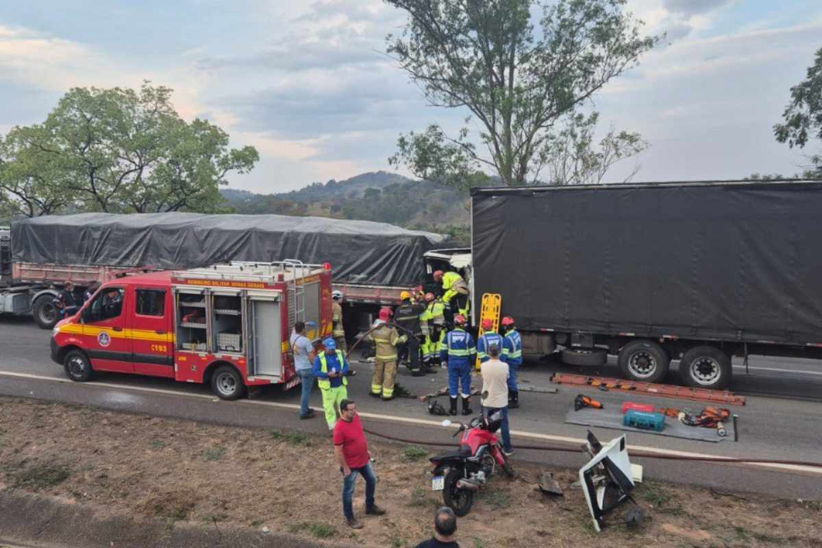 Motorista relatou que não percebeu a carreta parada na pista e acabou colidindo contra a traseira