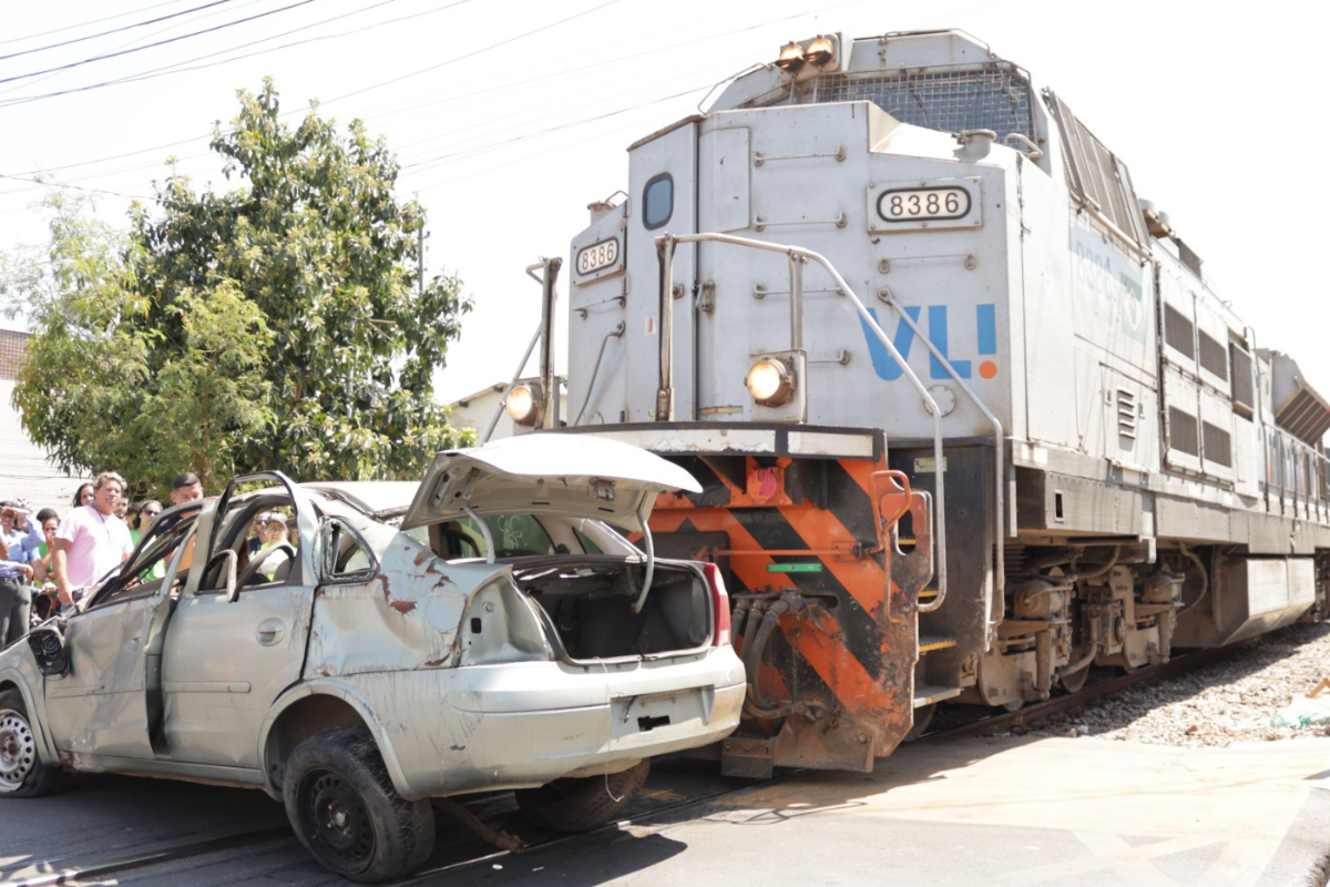 Ação, organizada pela VLI – controladora da Ferrovia Centro-Atlântica (FCA) –, ocorreu na passagem em nível do Ceabe, na avenida Governador Valadares
