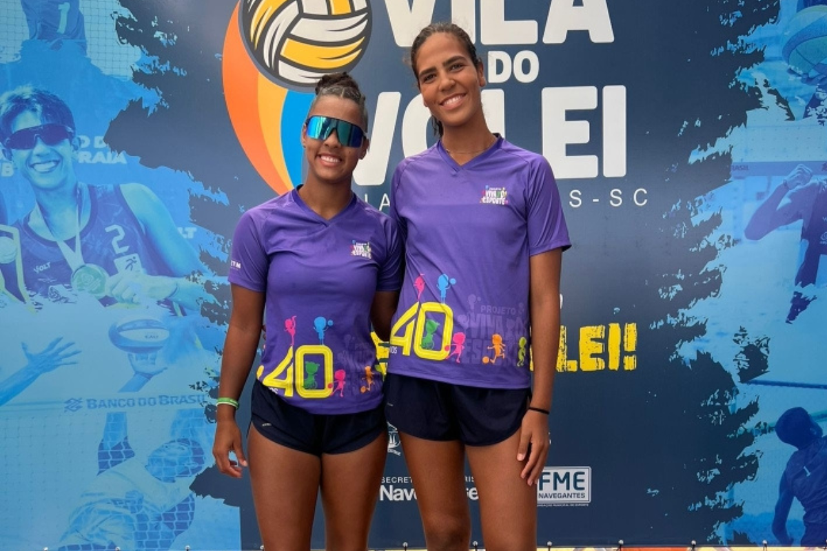 Na primeira partida, as atletas venceram por 2 sets a 1