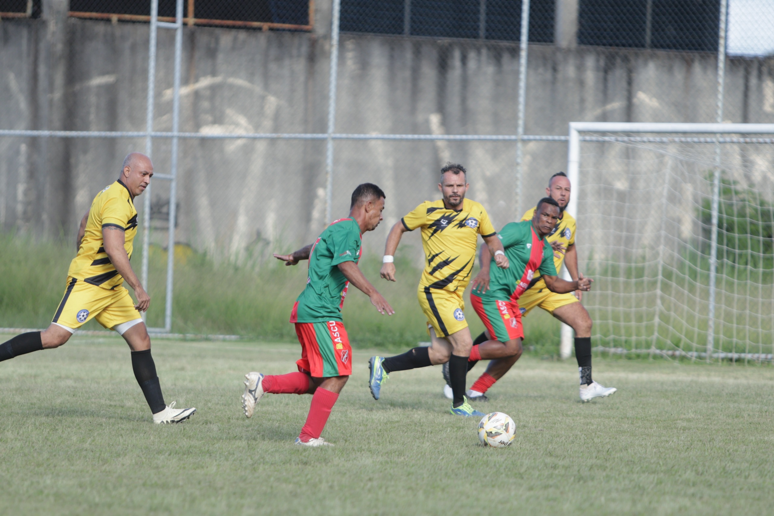 Equipe do Beija Flor construiu a vantagem no primeiro tempo do jogo