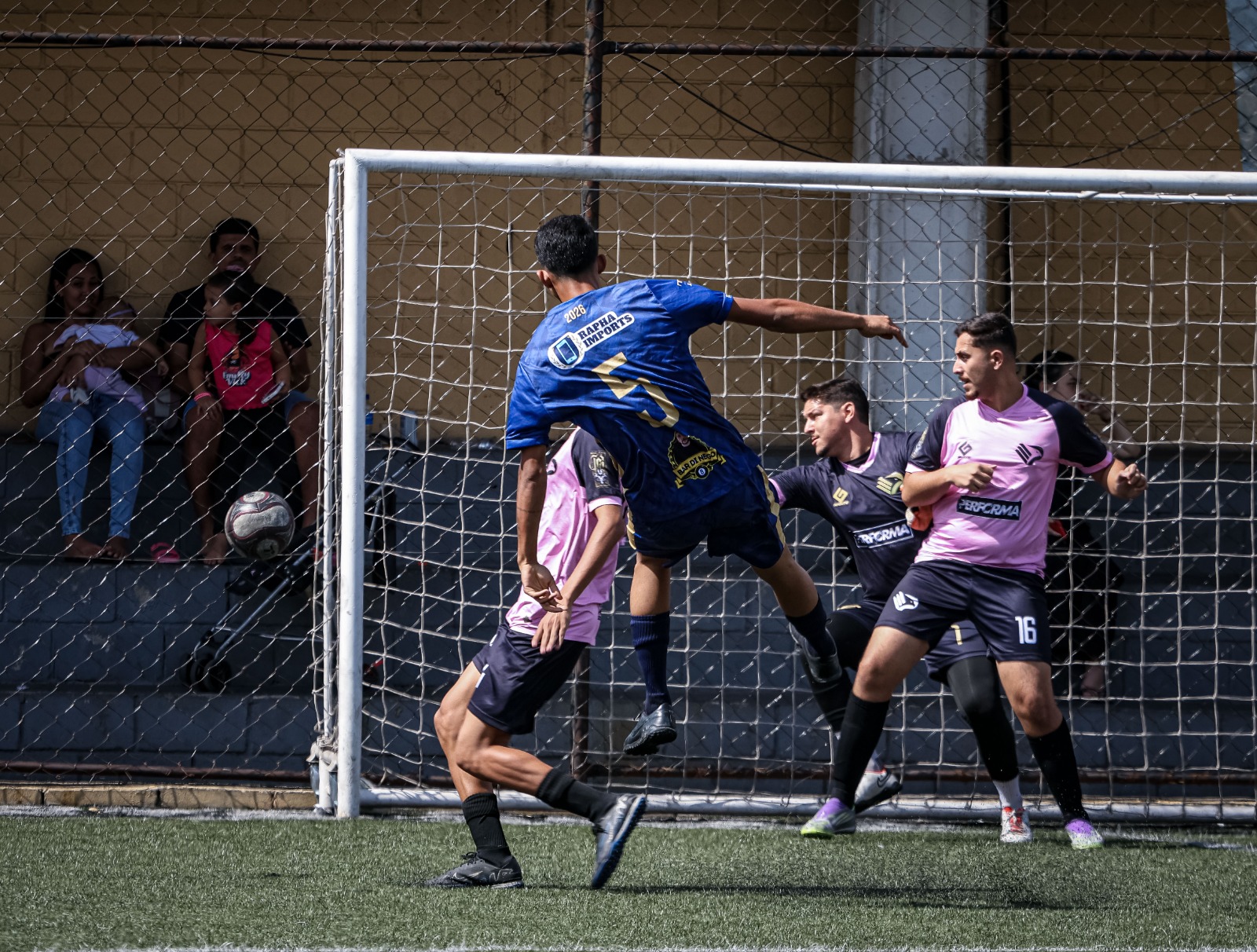 Em um dos jogos, o Fides enfrenta a equipe do Palermo