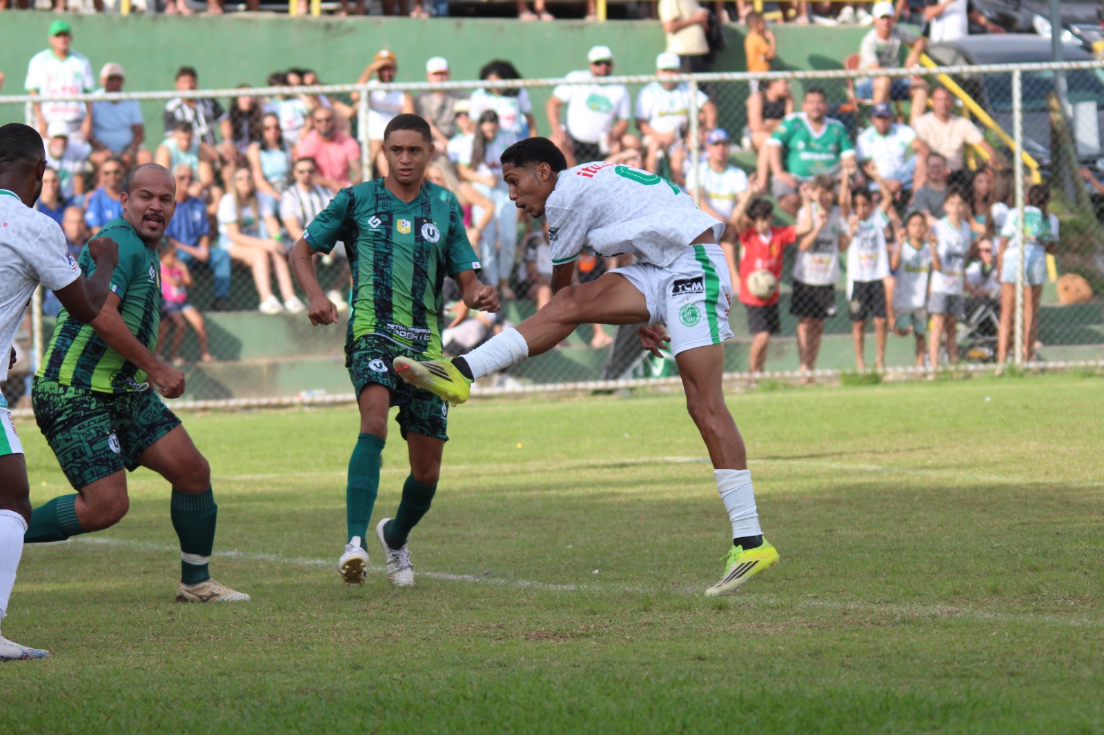 Alliffim marcou três gols na vitória do Novo Cristina