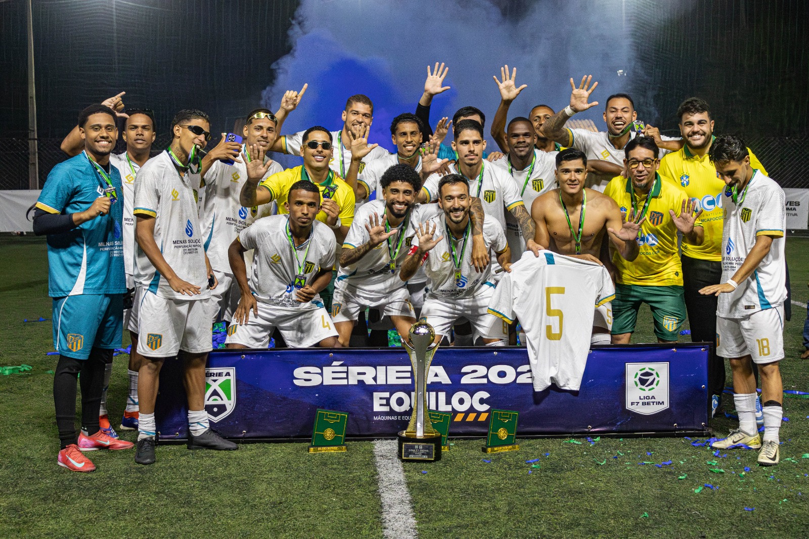 Equipe do Desimpedidos celebrou o título na Arena São Cristóvão
